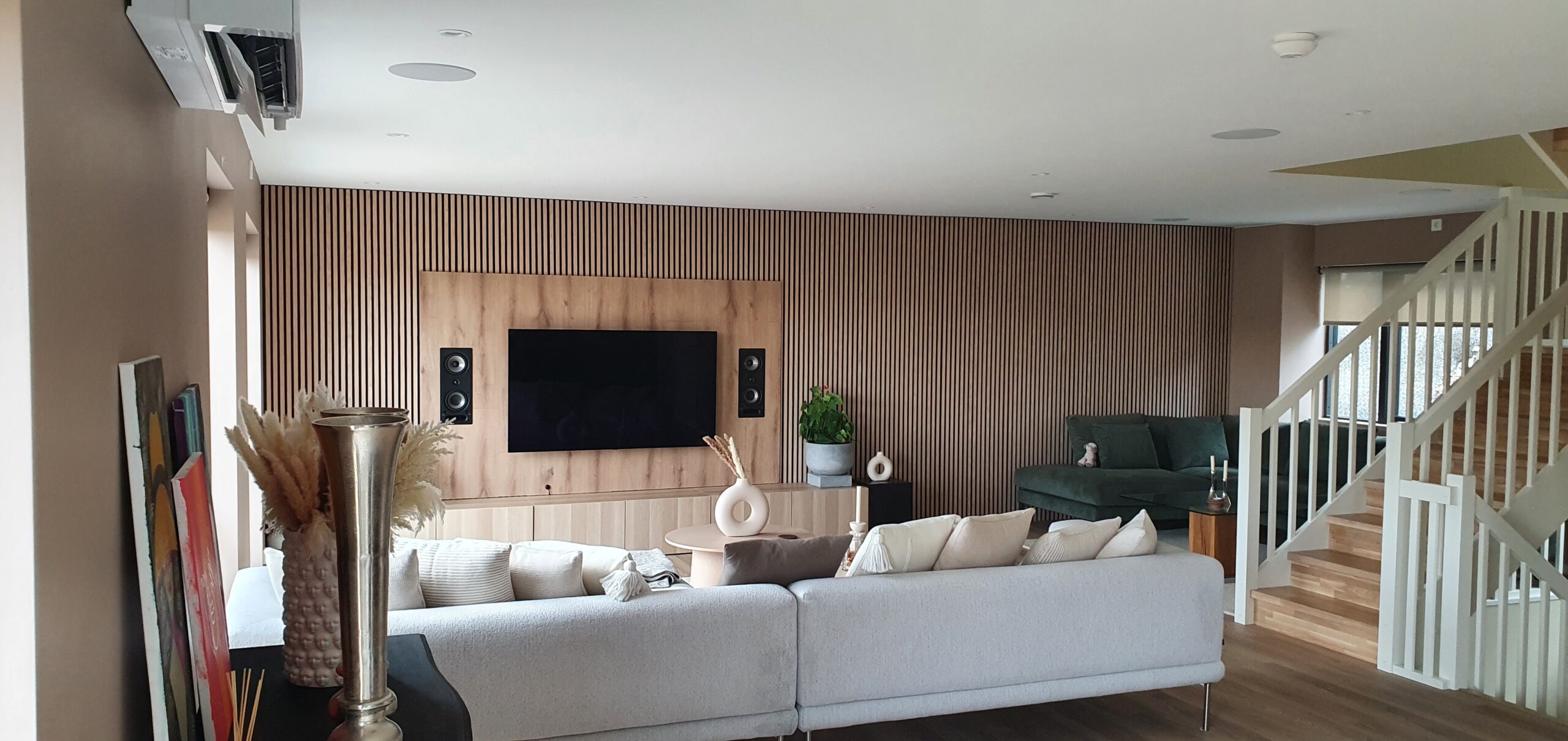 Stue, Finstue, Spisestue, TV-Stue innredning med integrert lyd og bilde system med innfelte arkitektur høyttalere