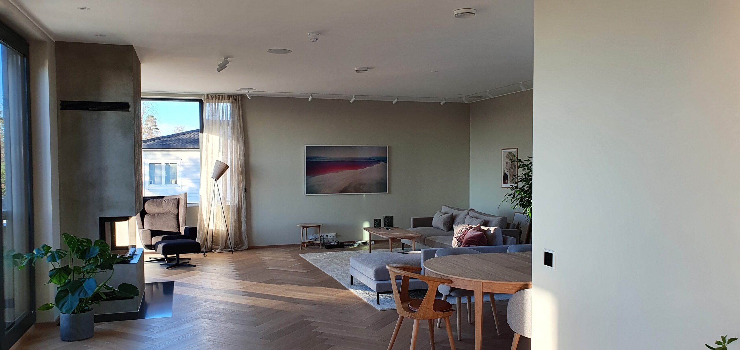 Stue, Finstue, Spisestue, TV-Stue innredning med integrert lyd og bilde system med innfelte arkitektur høyttalere