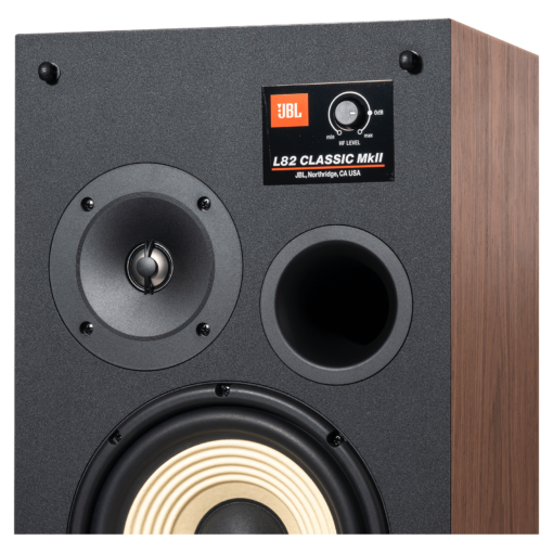 JBL L82MK2 Classic - Uovertruffen lyd, tidløs stil Øk lydopplevelsen din med JBL L82MK2 Classic, en legendarisk høyttaler som blander vintage sjarm med banebrytende teknologi.